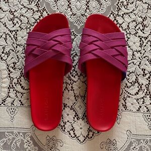 red and pink rothy’s slides